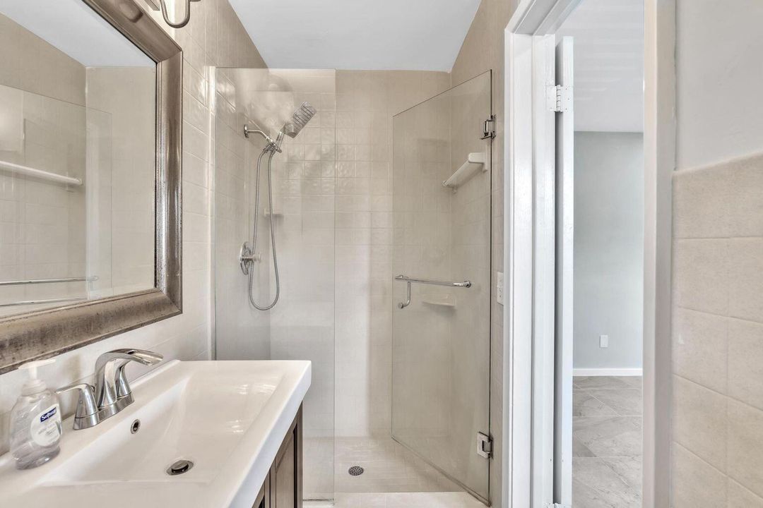 出租: $7,500 (4 贝兹, 3 浴室, 1998 平方英尺)