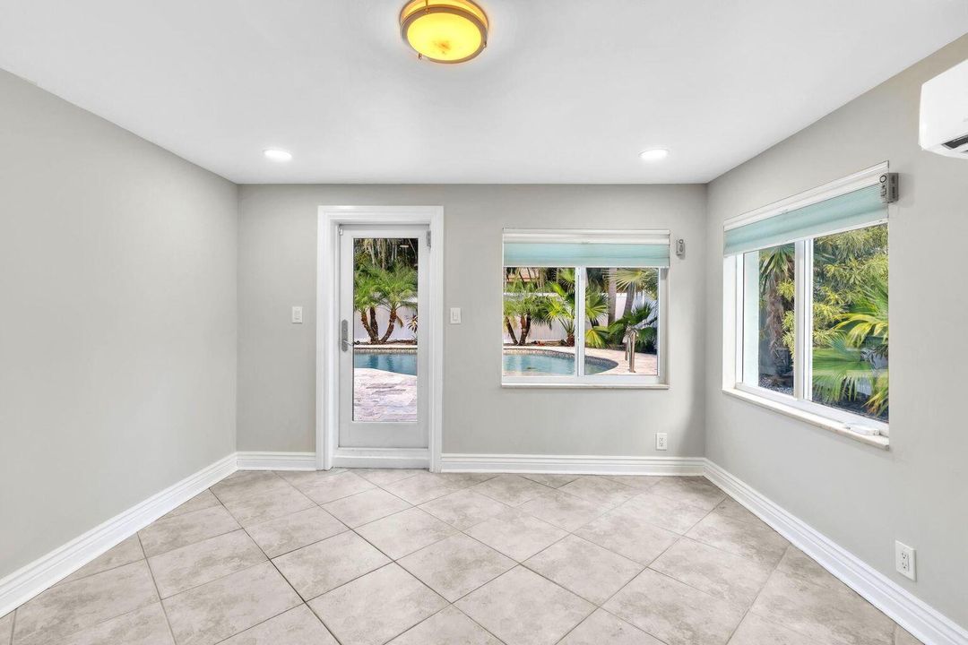 出租: $7,500 (4 贝兹, 3 浴室, 1998 平方英尺)