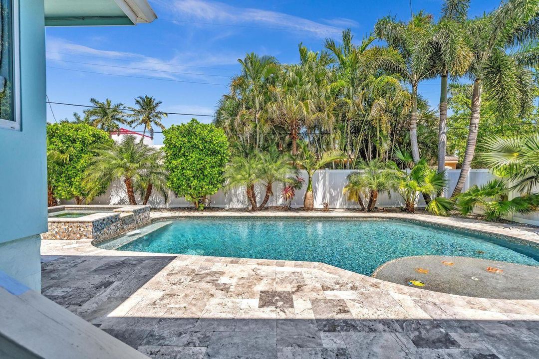 出租: $7,500 (4 贝兹, 3 浴室, 1998 平方英尺)