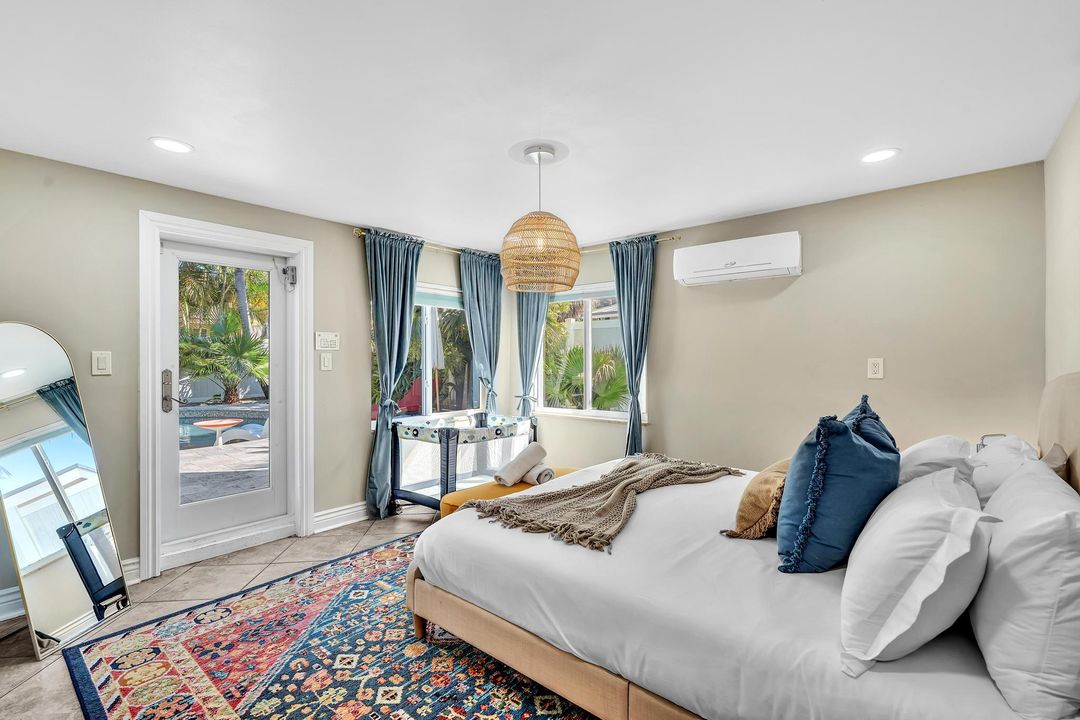 出租: $7,500 (4 贝兹, 3 浴室, 1998 平方英尺)