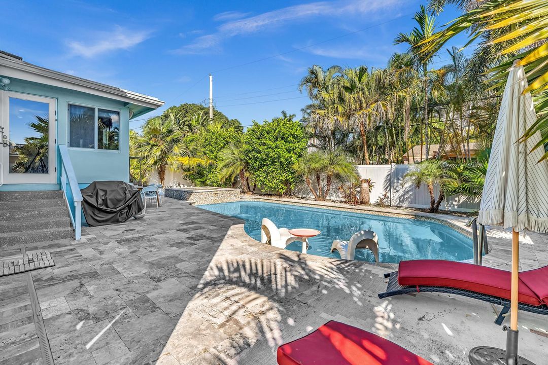 出租: $7,500 (4 贝兹, 3 浴室, 1998 平方英尺)