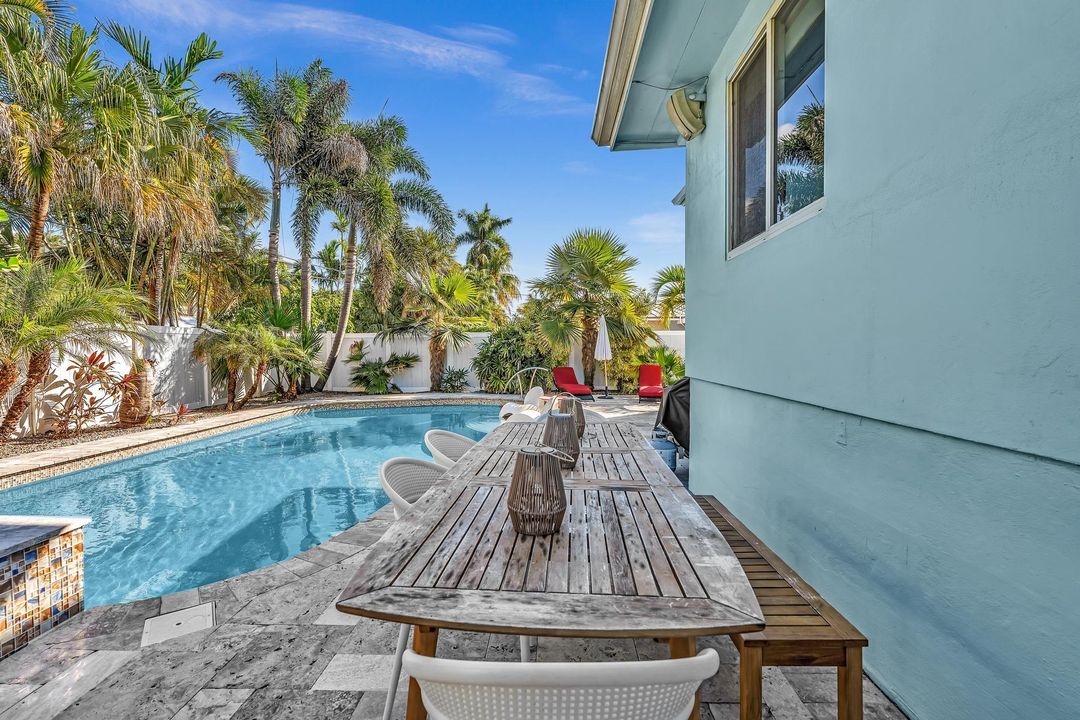 出租: $7,500 (4 贝兹, 3 浴室, 1998 平方英尺)