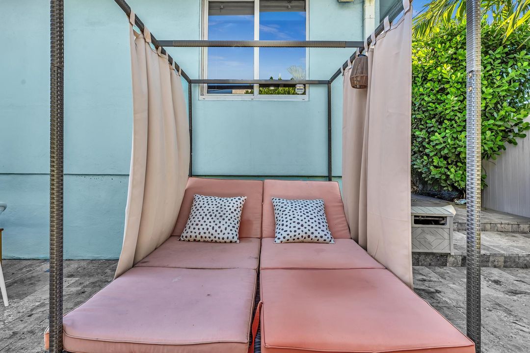 出租: $7,500 (4 贝兹, 3 浴室, 1998 平方英尺)