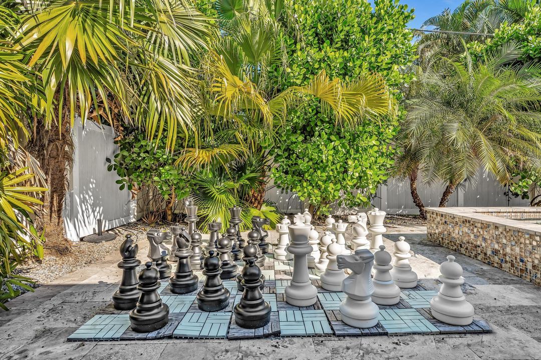 出租: $7,500 (4 贝兹, 3 浴室, 1998 平方英尺)