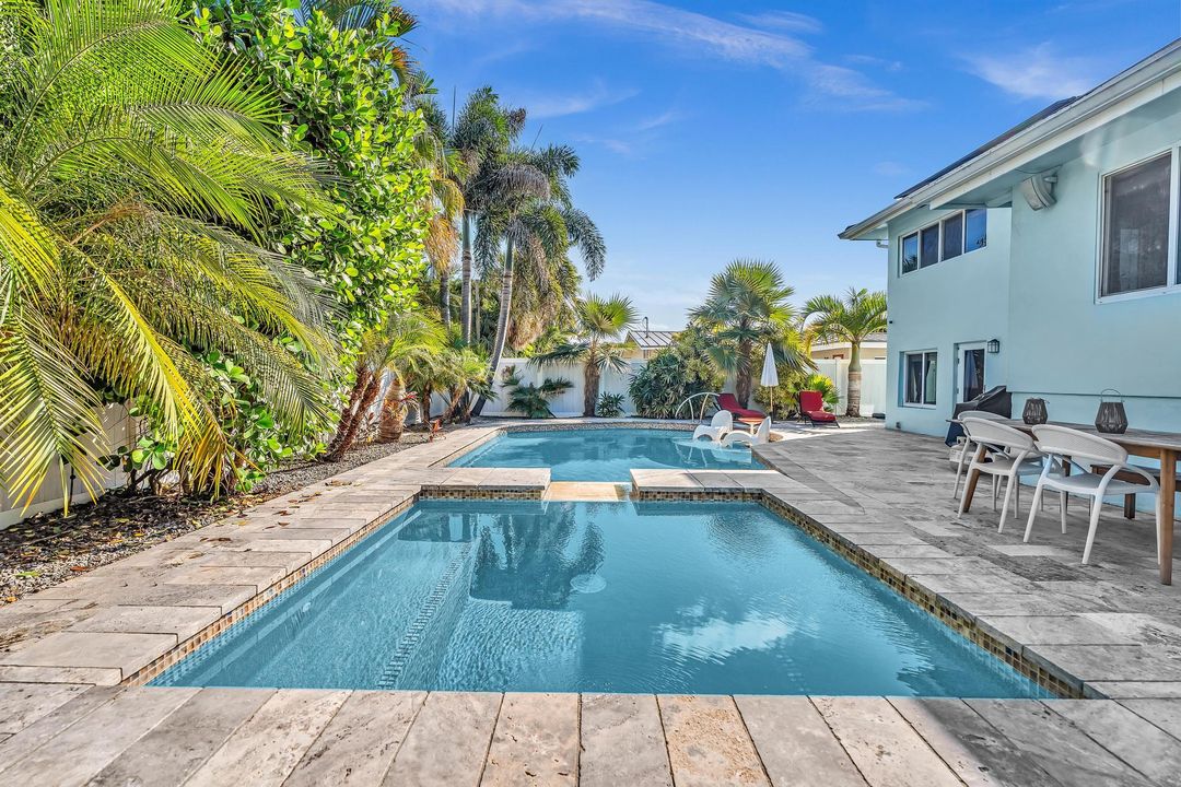 出租: $7,500 (4 贝兹, 3 浴室, 1998 平方英尺)