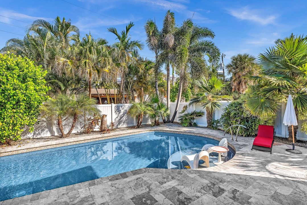 出租: $7,500 (4 贝兹, 3 浴室, 1998 平方英尺)