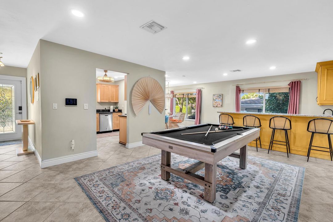 出租: $7,500 (4 贝兹, 3 浴室, 1998 平方英尺)