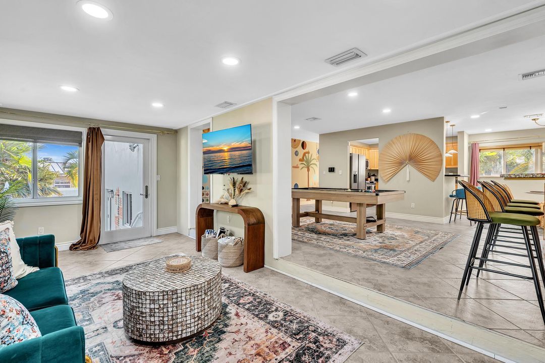 出租: $7,500 (4 贝兹, 3 浴室, 1998 平方英尺)