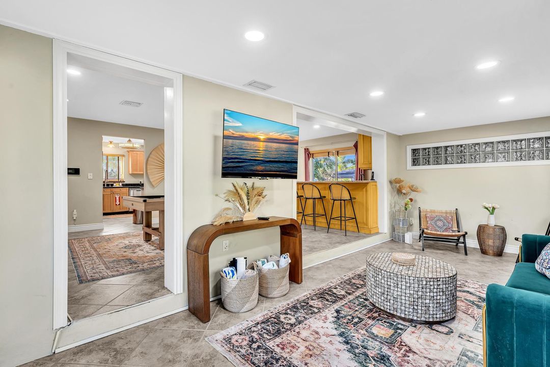 出租: $7,500 (4 贝兹, 3 浴室, 1998 平方英尺)