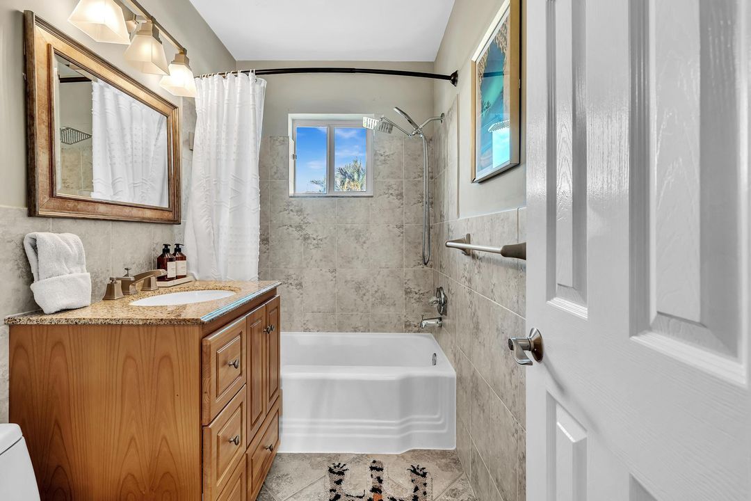 出租: $7,500 (4 贝兹, 3 浴室, 1998 平方英尺)