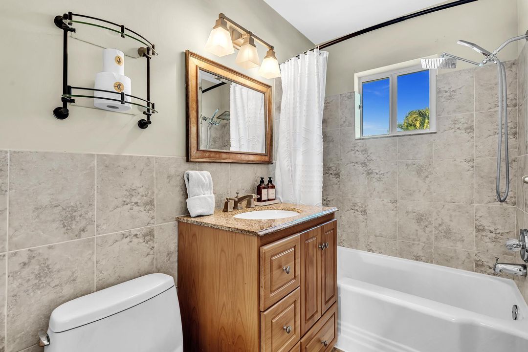 出租: $7,500 (4 贝兹, 3 浴室, 1998 平方英尺)