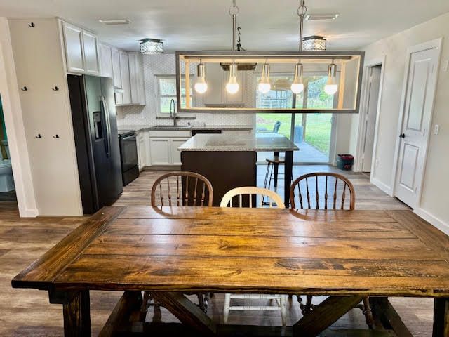 For Sale: $695,000 (3 beds, 2 baths, 1560 Square Feet)