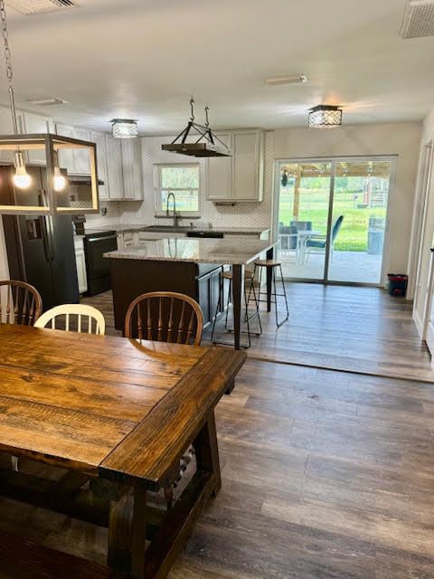 For Sale: $695,000 (3 beds, 2 baths, 1560 Square Feet)