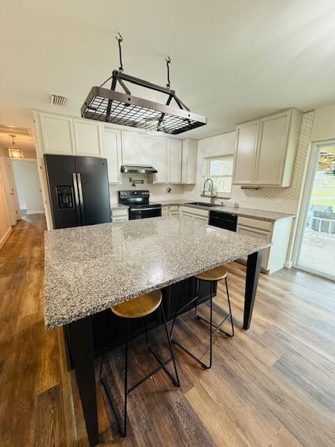 For Sale: $695,000 (3 beds, 2 baths, 1560 Square Feet)