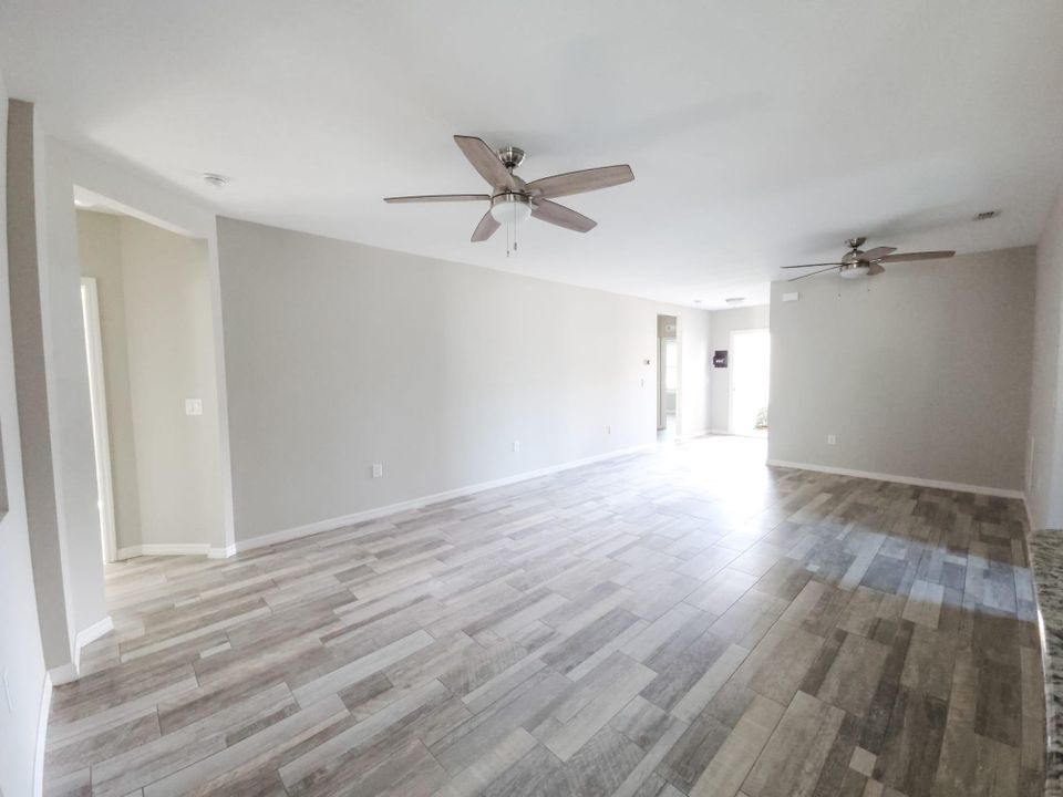 В аренду: $2,550 (4 спален, 2 ванн, 1874 Квадратных фут)