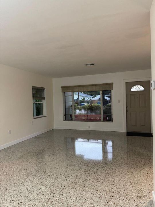 出租: $2,700 (2 贝兹, 1 浴室, 761 平方英尺)