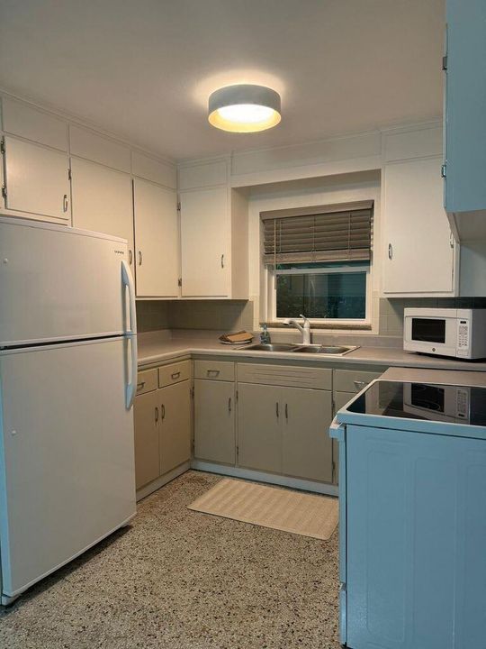 出租: $2,700 (2 贝兹, 1 浴室, 761 平方英尺)