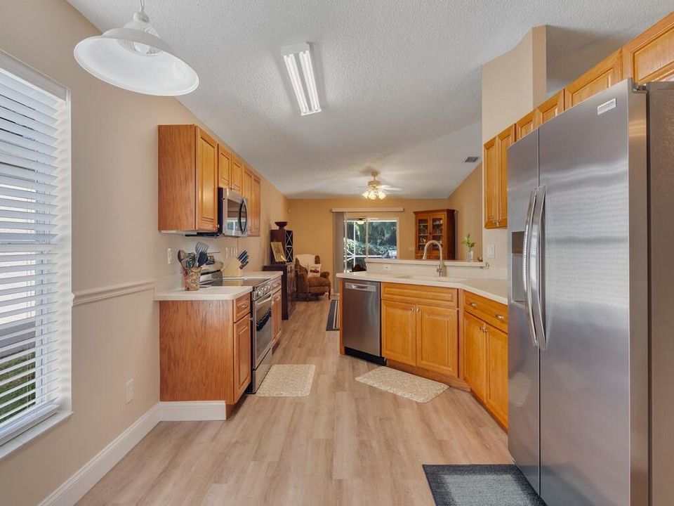 待售: $385,000 (4 贝兹, 2 浴室, 1962 平方英尺)