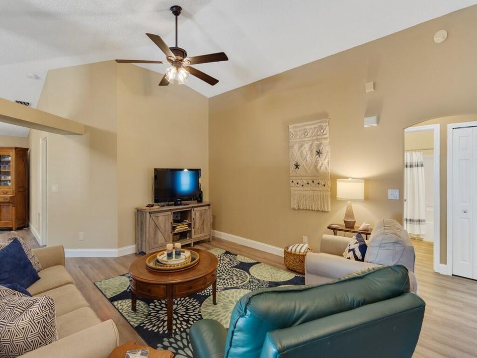 待售: $385,000 (4 贝兹, 2 浴室, 1962 平方英尺)