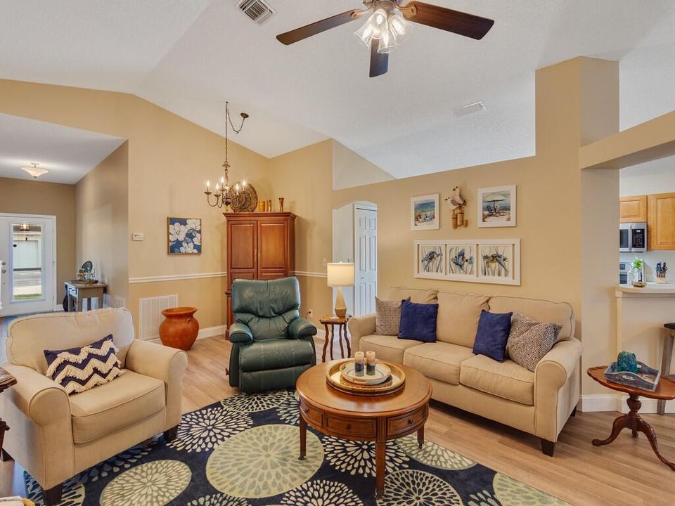 待售: $385,000 (4 贝兹, 2 浴室, 1962 平方英尺)