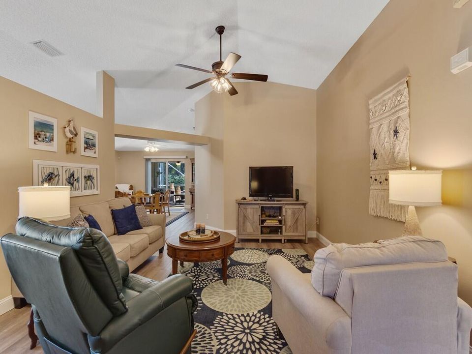 待售: $385,000 (4 贝兹, 2 浴室, 1962 平方英尺)