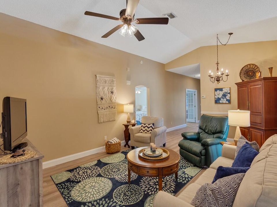 待售: $385,000 (4 贝兹, 2 浴室, 1962 平方英尺)