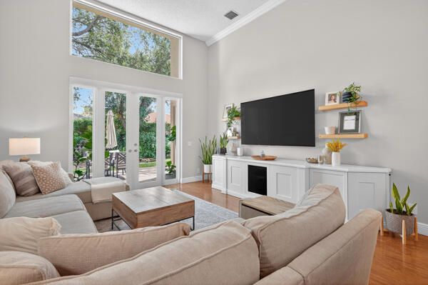 For Rent: $4,800 (4 beds, 2 baths, 2171 Square Feet)