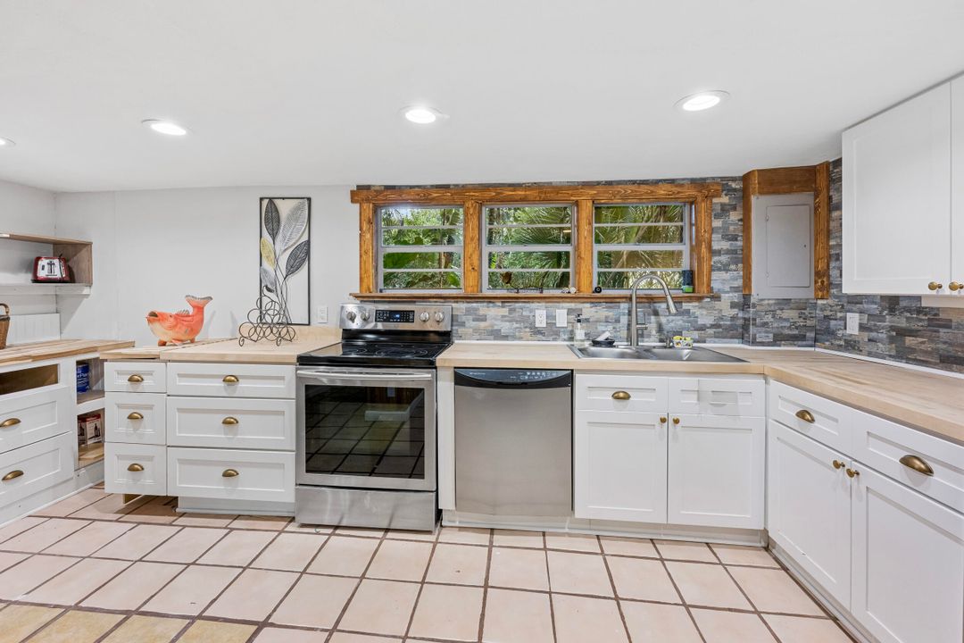 На продажу: $1,200,000 (3 спален, 2 ванн, 1696 Квадратных фут)