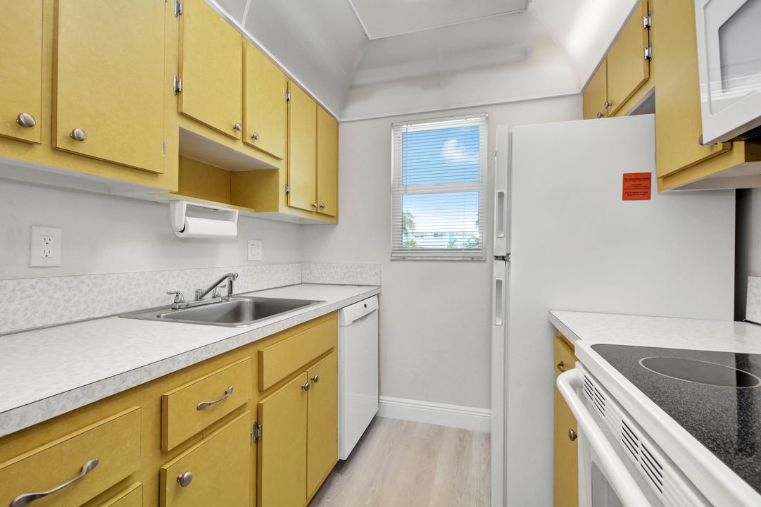 For Sale: $167,900 (2 beds, 1 baths, 729 Square Feet)