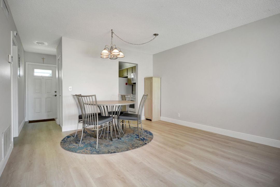 For Sale: $167,900 (2 beds, 1 baths, 729 Square Feet)