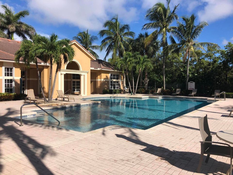 На продажу: $199,900 (1 спален, 1 ванн, 898 Квадратных фут)