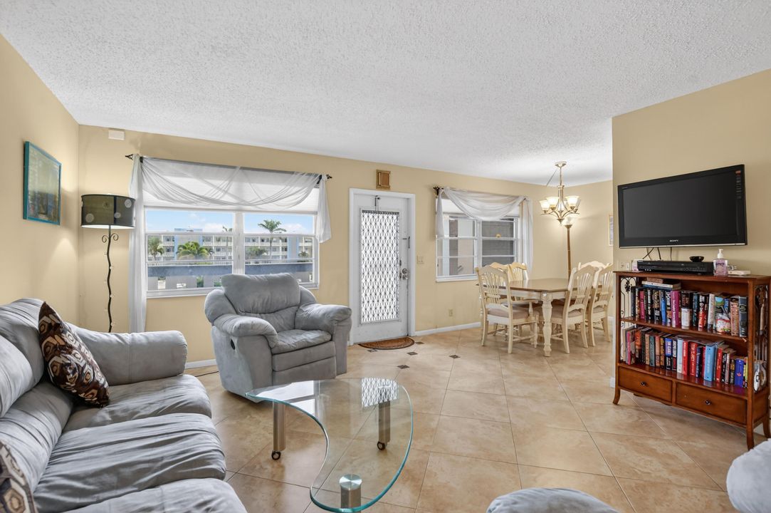 For Sale: $225,000 (2 beds, 2 baths, 1008 Square Feet)