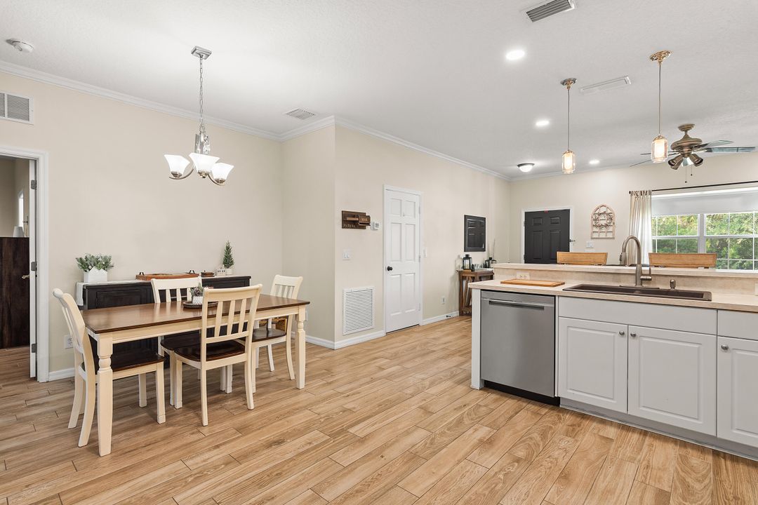 En Venta: $365,000 (4 camas, 2 baños, 1532 Pies cuadrados)