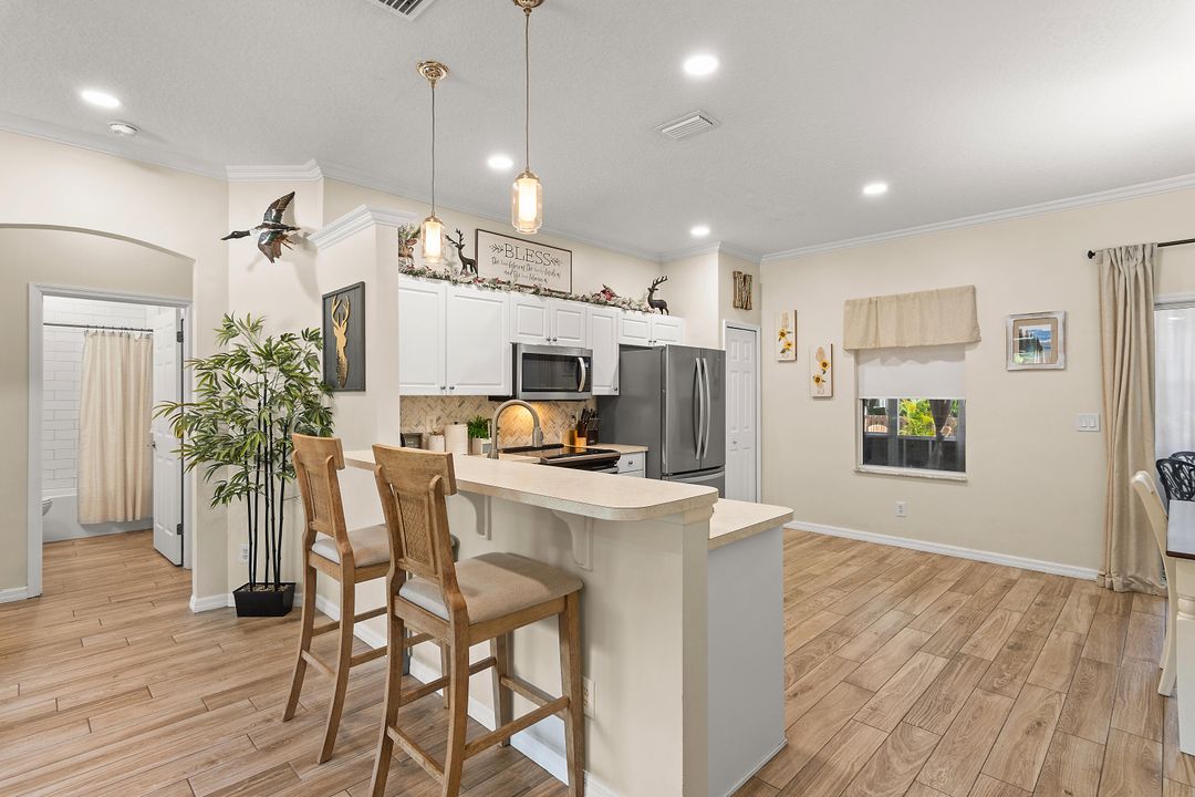 En Venta: $365,000 (4 camas, 2 baños, 1532 Pies cuadrados)