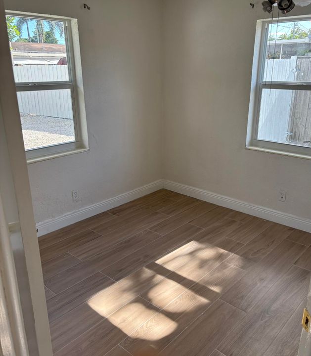 合同活跃: $2,400 (2 贝兹, 1 浴室, 885 平方英尺)