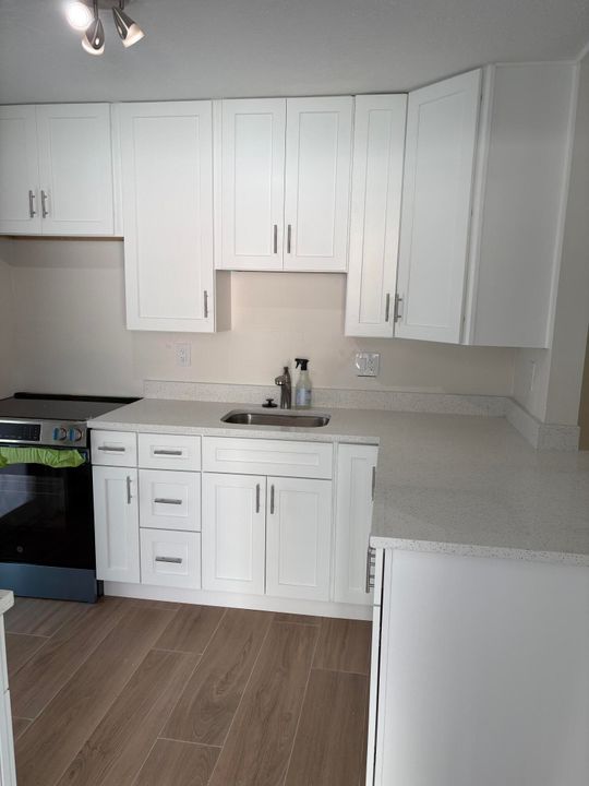 合同活跃: $2,400 (2 贝兹, 1 浴室, 885 平方英尺)