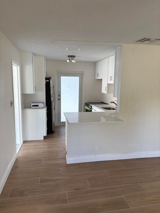 合同活跃: $2,400 (2 贝兹, 1 浴室, 885 平方英尺)