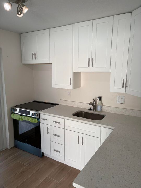 合同活跃: $2,400 (2 贝兹, 1 浴室, 885 平方英尺)