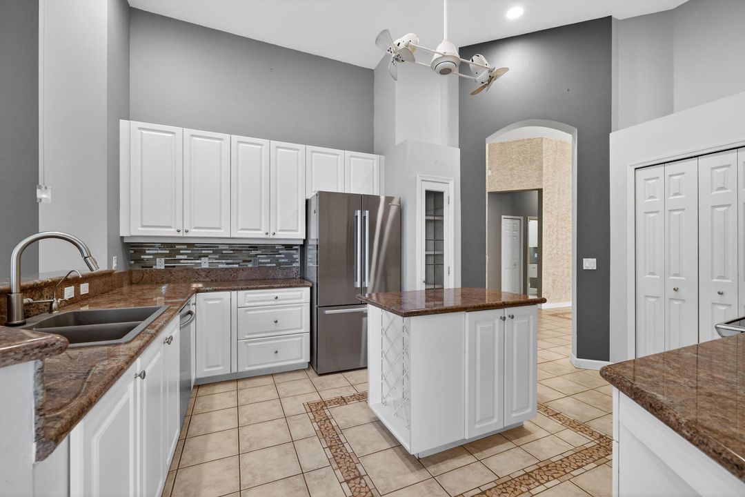 На продажу: $419,990 (2 спален, 2 ванн, 2314 Квадратных фут)