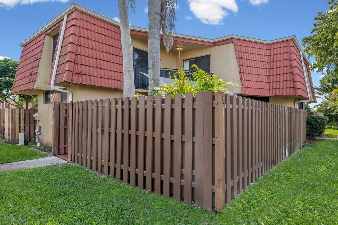 For Sale: $365,000 (2 beds, 2 baths, 1302 Square Feet)