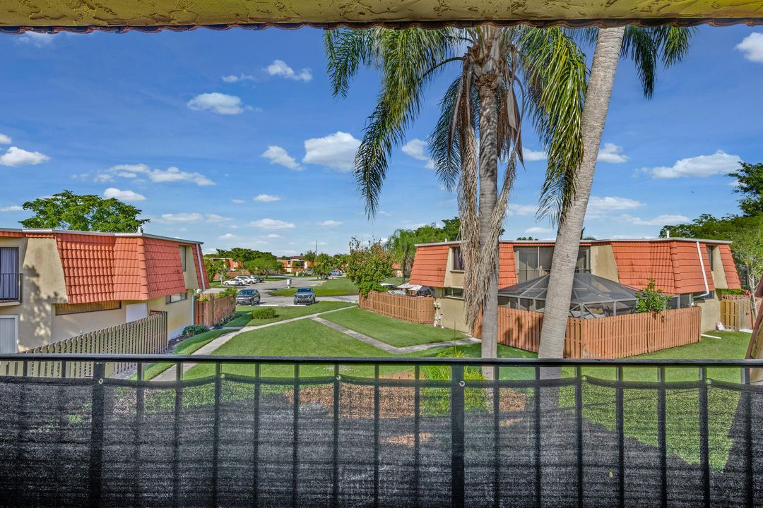 For Sale: $365,000 (2 beds, 2 baths, 1302 Square Feet)