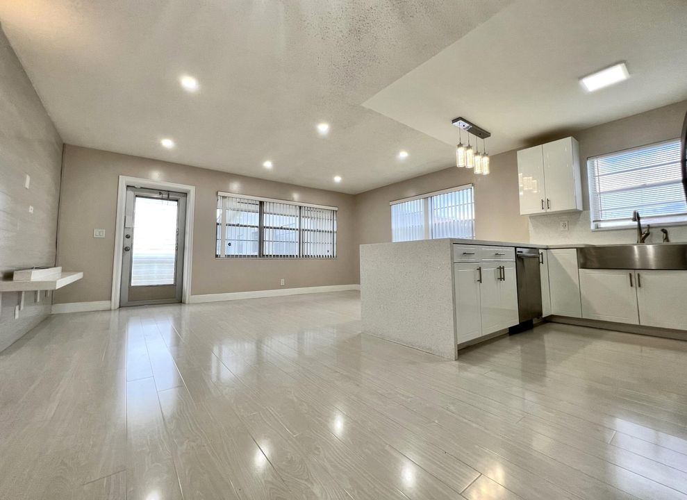 出租: $1,500 (1 贝兹, 1 浴室, 684 平方英尺)