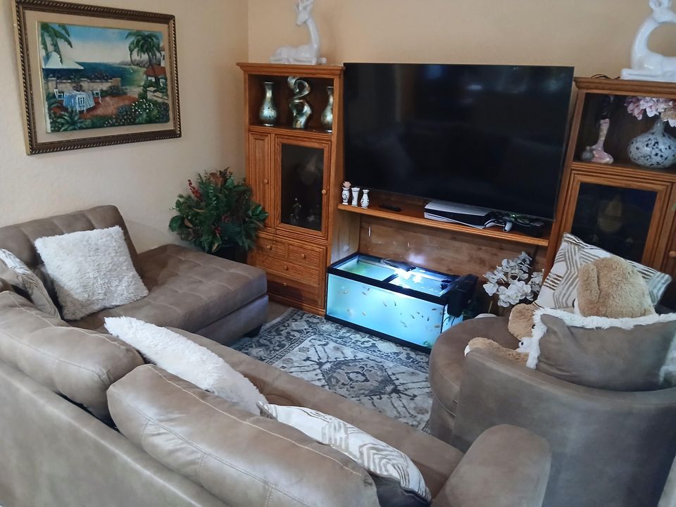 For Sale: $415,000 (4 beds, 2 baths, 1716 Square Feet)