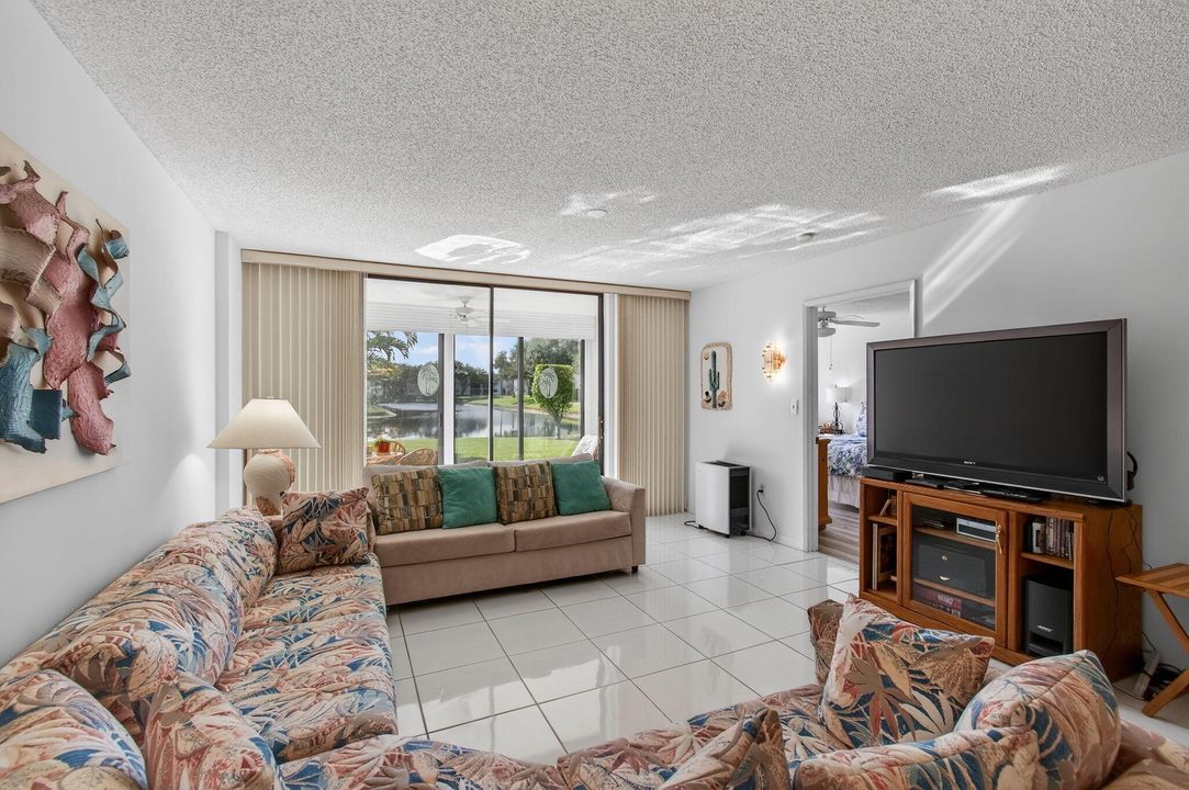 For Sale: $189,900 (2 beds, 2 baths, 1362 Square Feet)