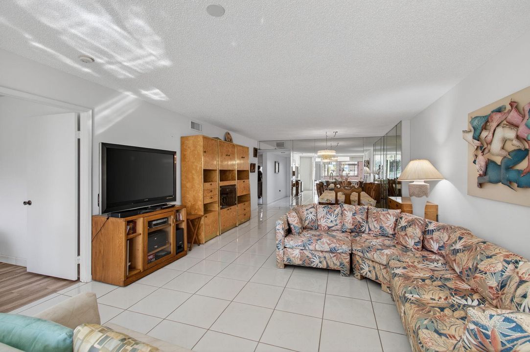 For Sale: $189,900 (2 beds, 2 baths, 1362 Square Feet)