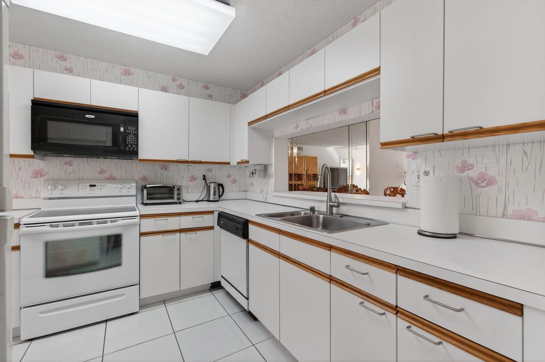 For Sale: $189,900 (2 beds, 2 baths, 1362 Square Feet)