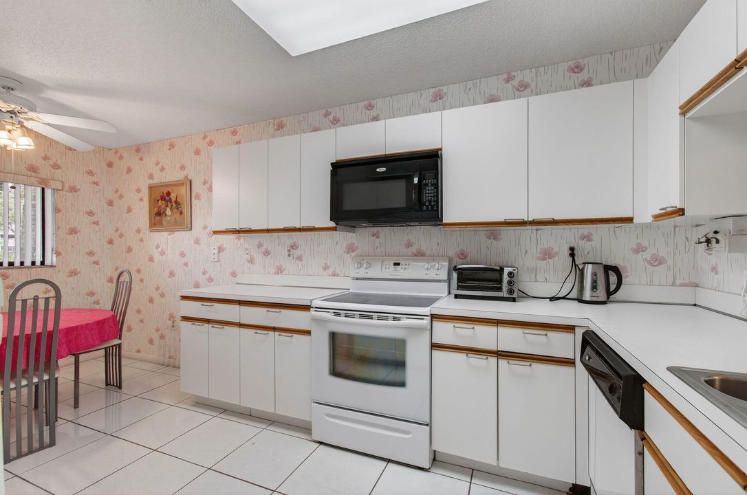 For Sale: $189,900 (2 beds, 2 baths, 1362 Square Feet)