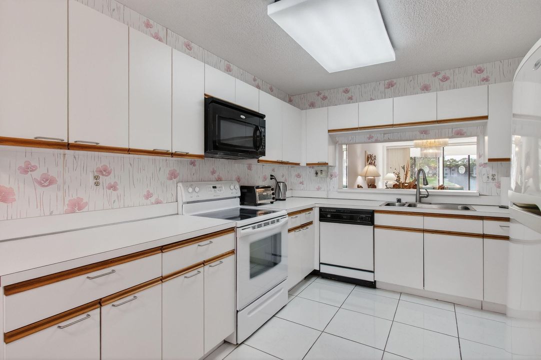 For Sale: $189,900 (2 beds, 2 baths, 1362 Square Feet)