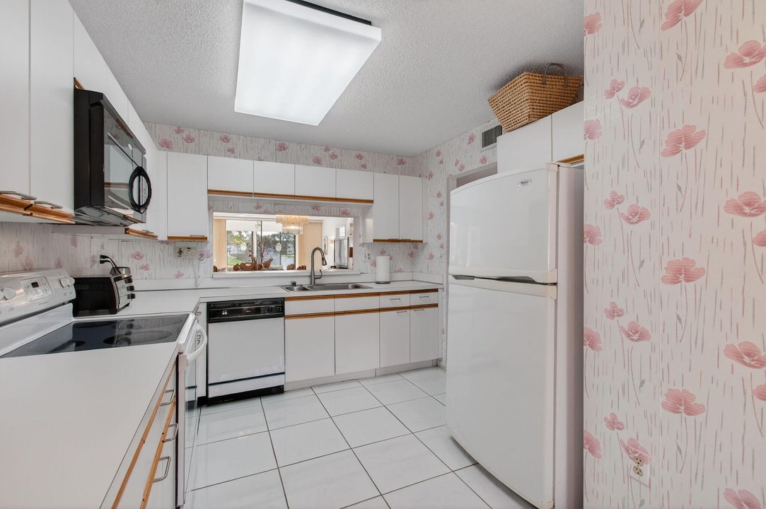 For Sale: $189,900 (2 beds, 2 baths, 1362 Square Feet)