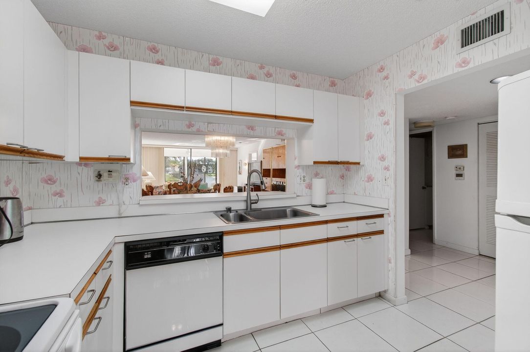 For Sale: $189,900 (2 beds, 2 baths, 1362 Square Feet)